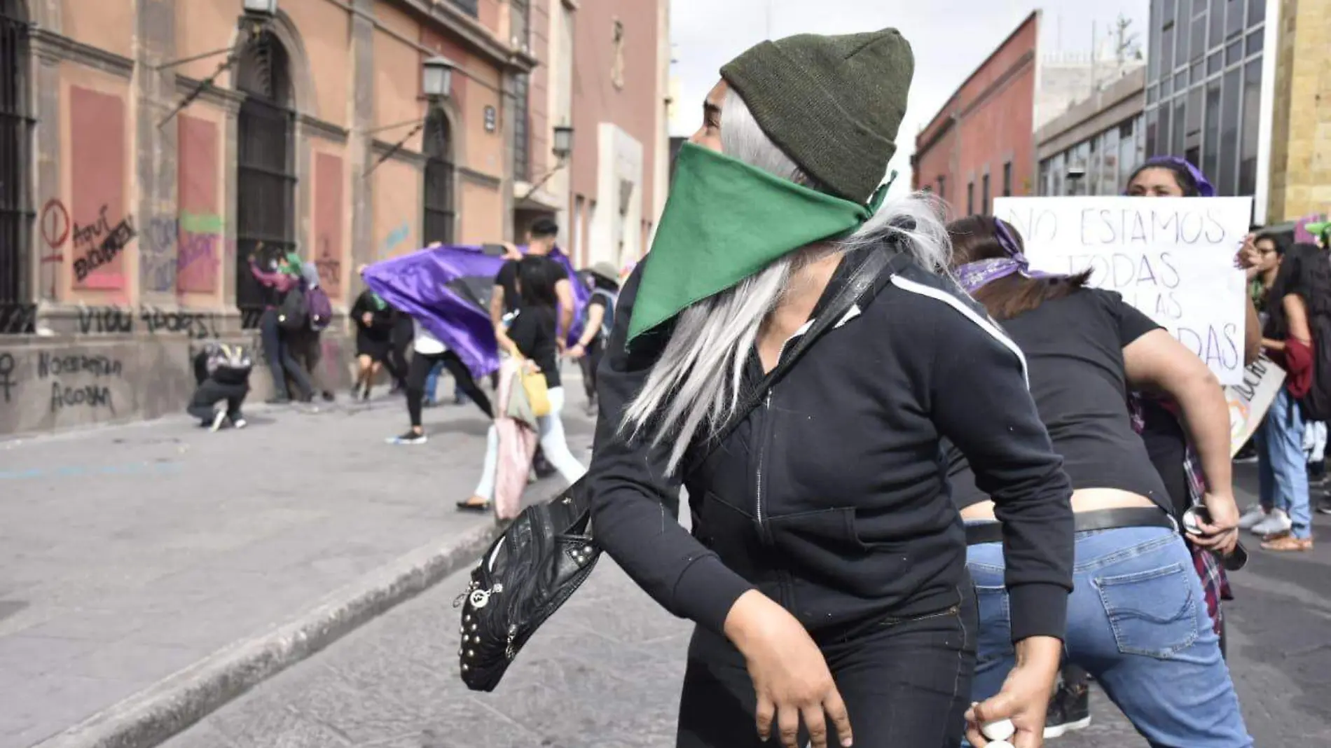 99 Vandalizan UASLP feministas marcha femnista